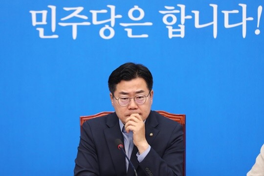 더불어민주당 박찬대 당대표 직무대행이 7월 3일 국회에서 열린 최고위원회의에 참석해 생각에 잠겨 있다. 사진=박은숙 기자