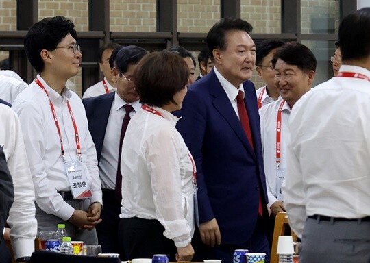 윤석열 대통령이 5월 30일 오후 충남에서 열린 제22대 국민의힘 국회의원 워크숍 만찬 행사에 입장하고 있다. 사진=국회사진취재단