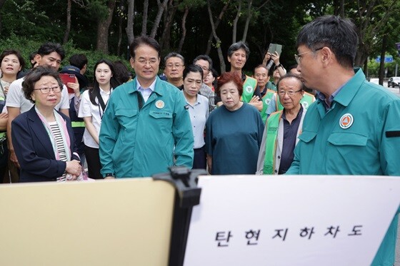 이동환 시장이 탄현동 침수예방사업 현장에서 지역주민들과 함께 설명을 듣다. 사진=고양특례시 제공