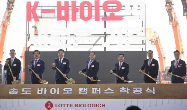 유정복 인천광역시장이 3일 송도동에서 열린 '롯데 바이오로직스 송도 바이오 캠퍼스 착공식'에서 신동빈 롯데그룹 회장, 이원직 롯데바이오로직스 대표이사 등 내빈들과 시삽을 하고 있다. 사진=인천시 제공