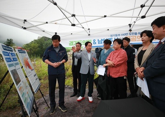 주광덕 시장이 경기도의원과 백봉지구를 방문해 남양주 공공의료원 유치필요성을 설명하고 있다. 사진=남양주시 제공