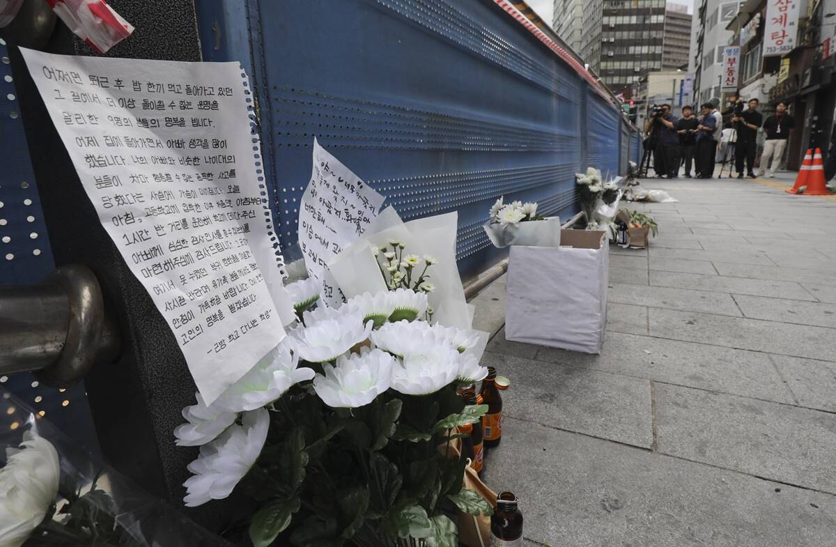 3일 오전 서울 중구 서울시청 인근 교차로에서 발생한 역주행 차량 인도 돌진사고 현장에 고인을 추모하는 국화꽃과 메세지 등이 놓여 있다. 사진=박정훈 기자