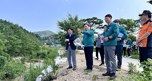 김학홍 경북도 행정부지사가 4일 재해복구 사업장을 방문해 복구사업 추진현황과 사업장 주변 안전관리 실태를 점검하고 있다. 사진=경북도 제공