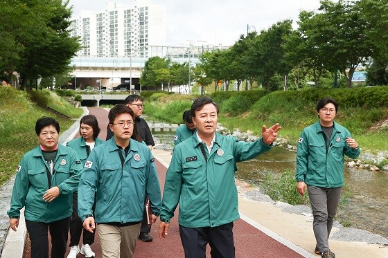 김성제 의왕시장이 3일 왕곡천에서 집중호우 대비 현장 점검을 하고 있다.