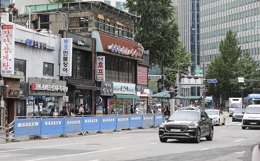 서울 중구 서울시청 인근 교차로에서 발생한 역주행 차량 인도 돌진 사고 현장에 임시 펜스가 설치돼 있다. 이 길은 4차선 일방통행 도로다. 사진=박정훈 기자