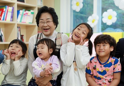 김경희 이천시장이 아이들과 함께하고 있다.사진=이천시 제공