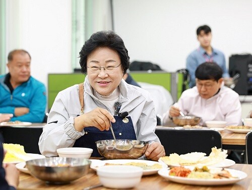 김경희 시장이 시들과 담소를 나누며 식사를 하고 있다.사진=이천시 제공