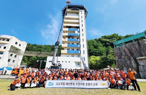 한국고소작업차협회 소속 민간 고소작업차량 협력요원 120명이 지난 6월 19일 경기도소방학교에서 고층 소방활동 현황과 고소작업차 활동사례 등 작업자 교육을 실시한 후 기념촬영을 했다. 사진=한국고소작업차협회 제공