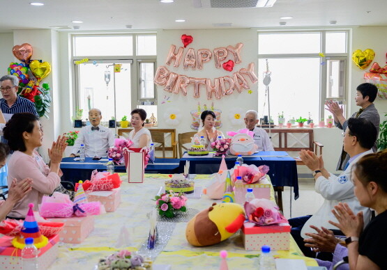 ‘리마인드 웨딩 및 생일 축하 파티’ 행사 진행 장면. 사진=온종합병원 제공