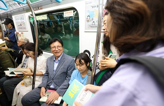 '반려책 들고 모여!' 행사에 참여한 도성훈 인천시교육감. 사진=인천시교육청 제공