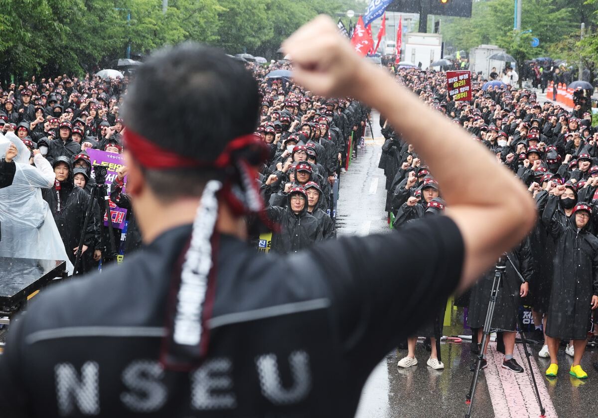 8일 경기도 화성시 삼성전자 화성사업장 앞에서 열린 전국삼성전자노동조합 총파업 결의대회에서 조합원들이 구호를 외치고 있다. 사진=연합뉴스