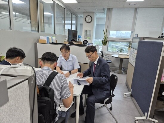 김명주 경제부지사의 기재부 방문 모습. 사진=경남도 제공