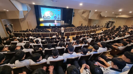 ‘찾아가는 청소년 토크 콘서트’ 사천 편 장면. 사진=경남도 제공