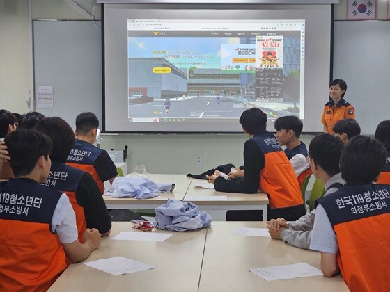 한국119 청소년단과 함께 소방안전교육을 하는 모습. 사진=의정부소방서 제공