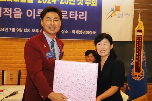 노경수 지역대표가 양평로타리클럽 신희수 사무장에게 선물을 전달했다. 사진=김현술 기자