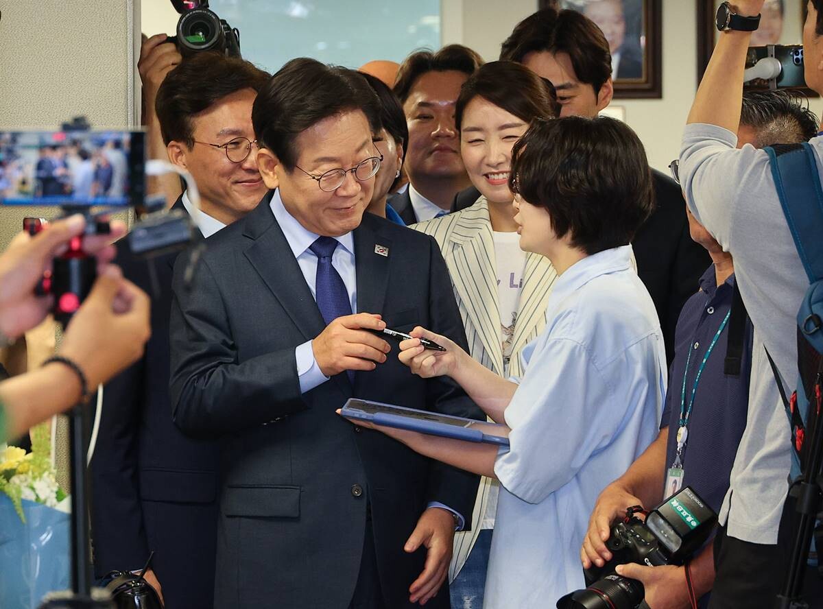 10일 오전 서울 여의도 중앙당사에서 열린 당대표 출마 선언 기자회견에 참석하는 이재명 전 더불어민주당 대표. 사진=연합뉴스