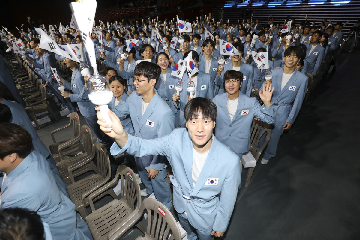 결단식에 참석한 선수들이 태극기를 흔들며 각오를 다지고 있다. 사진=박정훈 기자