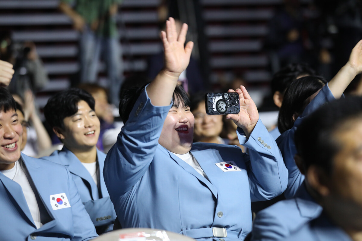 역도 박혜정 선수가 결단식 축하 무대를 보며 환호하고 있다. 사진=임준선 기자