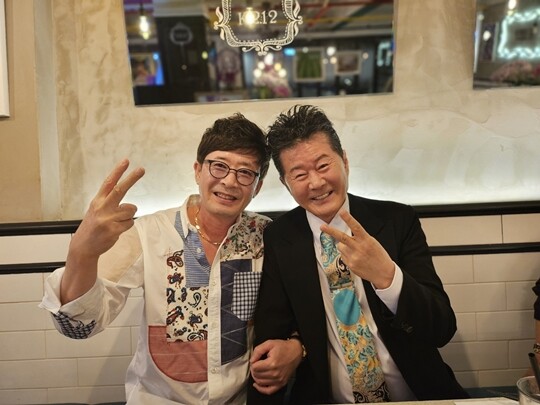이부영이 7집 앨범 첫 번째 트랙 ‘산다는게 좋다’는 가수 태진아가 작사하고 이루가 작곡한 곡이다. 태진아는 이번 곡에 대해 “자다가도 벌떡 일어나 가사를 쓸 정도로 영감을 놓치지 않으려 했다”며 곡에 대한 애정을 드러냈다. 사진=DBC대한방송제작미디어