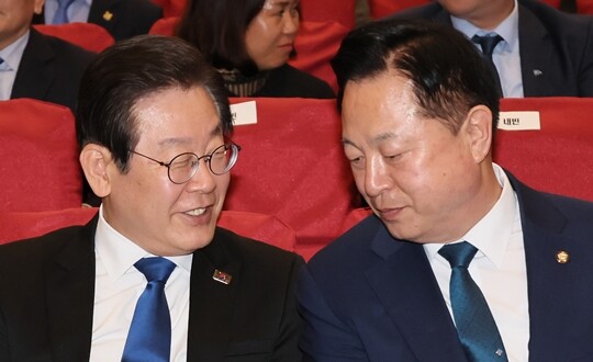 2023년 4월 19일 국회 의원회관에서 대화를 나누고 있는 더불어민주당 이재명 당시 대표와 김두관 당시 의원. 사진=연합뉴스