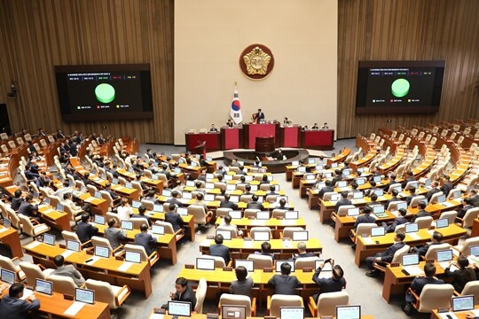 민주당이 7월 2일 검사 4인(강백신·김영철·박상용·엄희준)에 대한 탄핵소추안을 발의했다. 탄핵안은 본회의에 보고된 뒤 법사위로 회부됐다. 민주당이 주도하는 법사위는 국회법에 따라 탄핵안의 적절성 등을 조사하고 이를 다시 본회의에 올려 처리할 계획이다. 사진=박은숙 기자