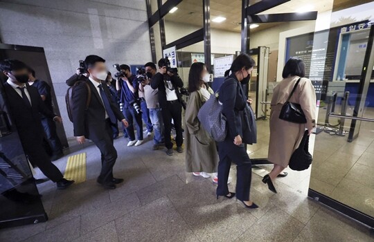 검찰 내부에선 전국 평검사 대표회의, 연판장을 돌리는 안 등이 거론되고 있지만 아직 대검찰청은 검사들까지 나서는 것에는 신중한 상황이다. 이원석 총장이 총대를 메고 언론에 메시지를 내고 있는 상황에서 ‘패’를 아껴두기 위함으로 풀이된다. 사진은 2022년 검수완박 법안 입법 추진에 대응하기 위한 평검사회의 모습. 사진=박정훈 기자