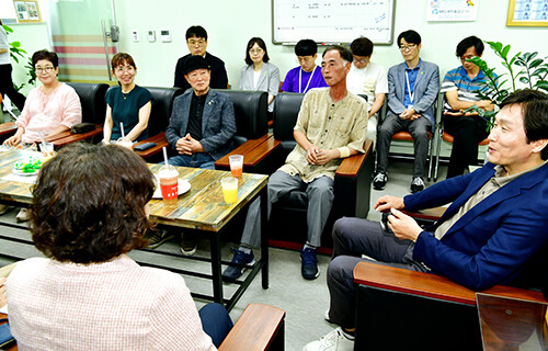 조현일 시장이 11일 '경산공설시장상인회'을 전통시장의 애로사항 등을 청취하고 있다. 사진=경산시 제공