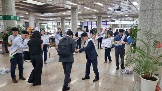 경남 사천공항에서 이용객 대상으로 에너지절약 실천 안내문과 홍보물품을 배포하고 있다. 사진=한국남동발전 제공