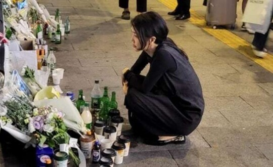 김건희 여사가 7월 3일 밤 서울 시청역 참사 현장을 찾아 희생자들을 추모하는 모습이 포착됐다. 김 여사는 추모 공간에 쪼그려 앉아 시민들이 써놓은 글을 유심히 들여다봤다. 사진=인터넷 커뮤니티 캡처