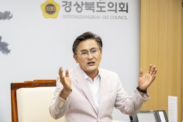 박성만 의장이 후반기 의회 운영의 기본방향을 설명하고 있다. 사진=경북도의회 제공