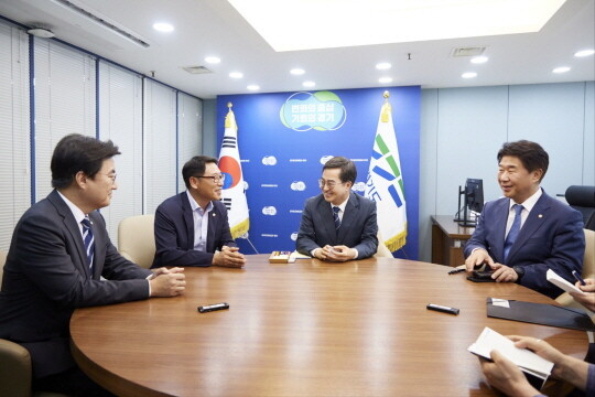 16일 오후 여의도 경기중앙협력본부에서 김동연 도지사가 이기헌 국회의원, 김영환 국회의원, 김성희 국회의원과 K-컬처밸리 복합개발사업 관련 회동을 하고 사업 추진 3개 항에 합의했다. 사진=경기도 제공