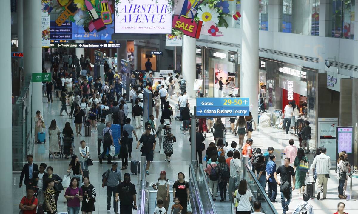 인천공항 제1터미널 면세점에 여행객들이 북적이고 있다. 사진=연합뉴스 제공