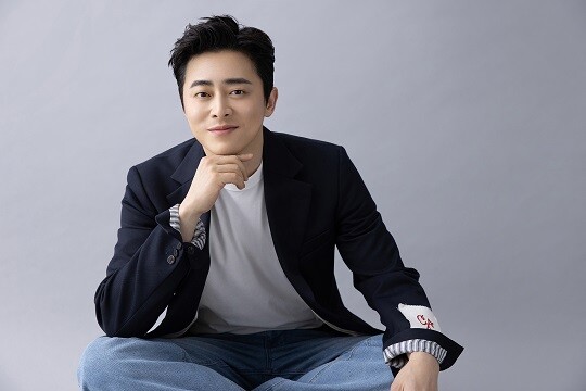 영화 '파일럿'에서 조정석은 스타 파일럿에서 하루아침에 실직자가 됐다가 여장까지 감행해 재취업 전선에 뛰어든 한정우 역을 맡아 여장 열연을 펼쳤다. 사진=잼엔터테인먼트 제공