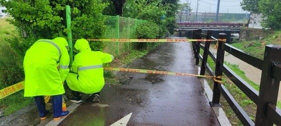 호우경보에 따라 지천 진출입로를 차단하고 있는 성남시. 사진=성남시 제공