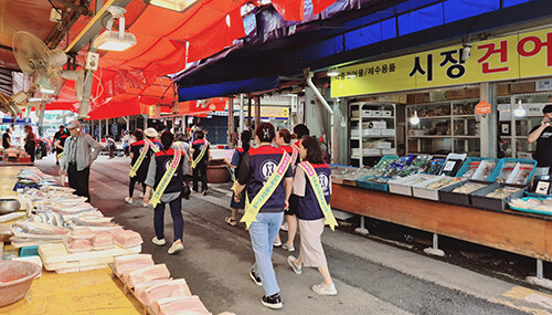 18일 자인공설시장일대에서 지역물가 안정을 위한 합동캠페인을 갖고 있다. 사진=경산시 제공