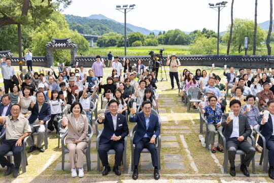 1회용품 없는 경기 특화지구 조성사업 협약식에서 텀블러를 들어올리는 김동연 지사와 참석자들. 사진=경기도 제공