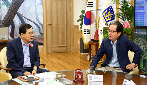 주낙영 시장이 23일 시청에서 신봉길 한국외교협회장을 접견하고 있다. 사진=경주시 제공