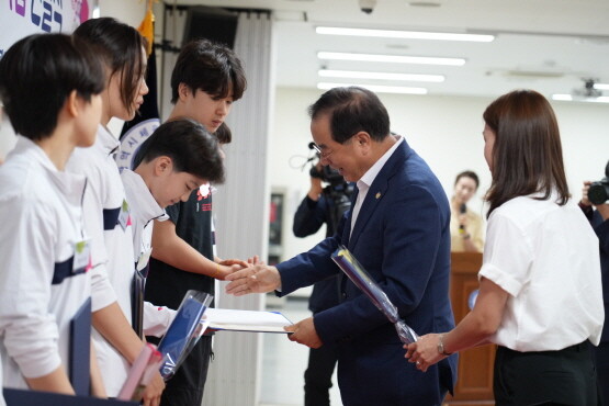 장학금 전달식 장면. 사진=부산시교육청 제공