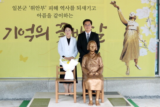 김동연 경기도지사와 부인 정우영 여사가 2024년 기림의 날 소녀상 기억의 꽃 배달 캠페인을 마치고 사진촬영을 하고 있다. 사진=경기도 제공