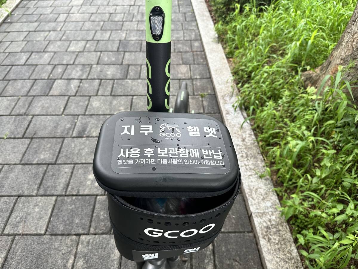 서울시내에 한 도로에 주차돼 있는 공유킥보드의 헬멧 보관함에 헬멧 대신 쓰레기 봉투만 들어 있다. 사진=김정아 기자