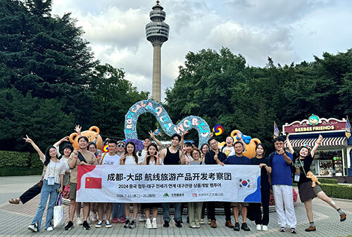 중국 서남 지역 주요 여행업계 관계자들을 대상해 열린 대구-청두 단체여행 상품 개발을 위한 팸투어에서 참가자들이 기념촬영을 하고 있다. 사진=대구시 제공
