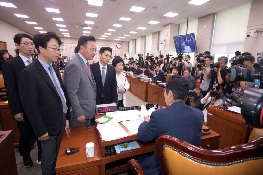 7월 19일 국회 법사위에서 열린 ‘윤석열 대통령 탄핵소추안 발의 요청’  국민동의 청원 관련 청문회에서 국민의힘 유상범 간사와 위원들이 정청래 위원장에게 항의하고 있다. 사진=이종현 기자