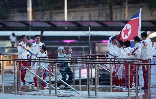 프랑스 파리 센강에서 열린 올림픽 개회식에서 북한 선수단이 입장하고 있다. 사진=연합뉴스
