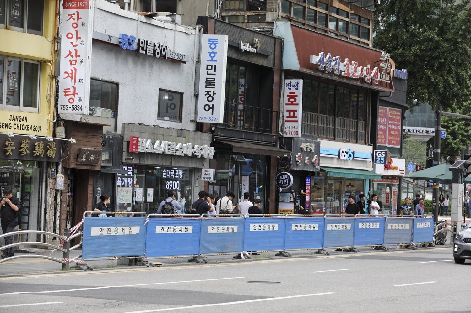 서울 중구 서울시청 인근 교차로에서 발생한 역주행 차량 인도 돌진 사고 현장에 임시 펜스가 설치돼 있다. 사진=박정훈 기자