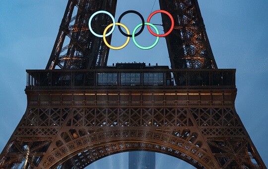 파리 올림픽 개회식이 열린 지난 7월 26일(현지시간) 파리 트로카데로 광장에서 바라 본 에펠탑 오륜기 조형물에 불이 밝혀 있다. 사진=연합뉴스
