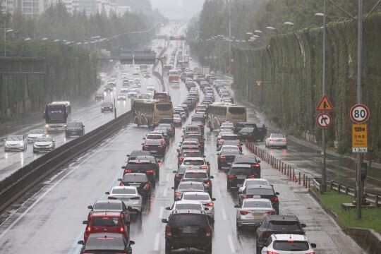 도로교통공단은 휴가철을 맞아 적응형 순항 제어 기능(ACC·Adaptive Cruise Control)에 대한 운전자들의 과도한 의존에 주의를 당부했다. 정체를 빚고 있는 경부고속도로 하행선 모습. 사진=연합뉴스