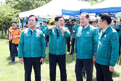 29일 주낙영 시장이 이상민 행정안전부 장관에게 토함산 일원 현장에서 땅밀림에 대해 설명하고 있다, 사진=경주시 제공