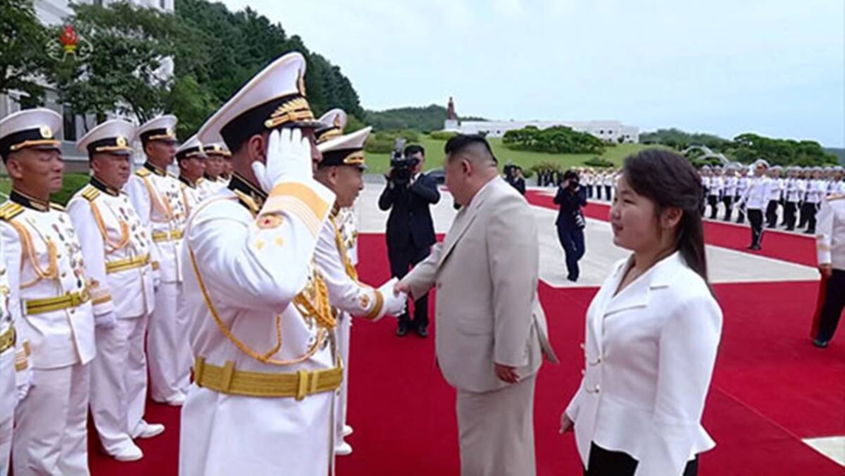 김명식 북한 해군사령관이 김주애에게 거수경례하는 장면. 사진=연합뉴스