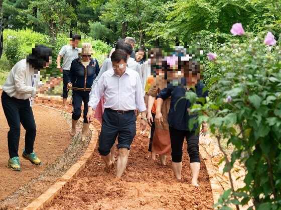 시민들과 함께 맨발 황톳길을 걷고 있는 신상진 성남시장. 사진=성남시 제공