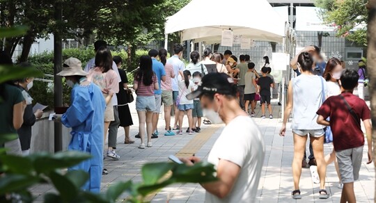 코로나19는 겨울 유행이 끝난 뒤 조금 잠잠해진 뒤 다시 여름 유행이 시작되는 흐름을 보여 왔다. 사진=박정훈 기자